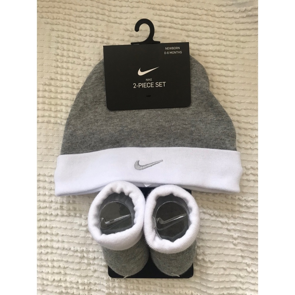 Newborn Nike 2 Piece Set Beanie & Booties